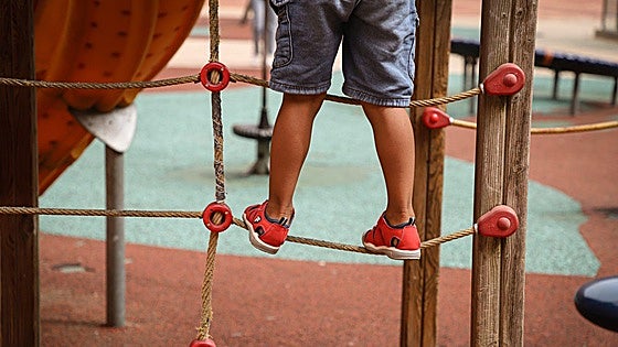 «Nuestros hijos no están seguros»: vecinos de Burgos denuncian el deterioro y abandono de un parque infantil