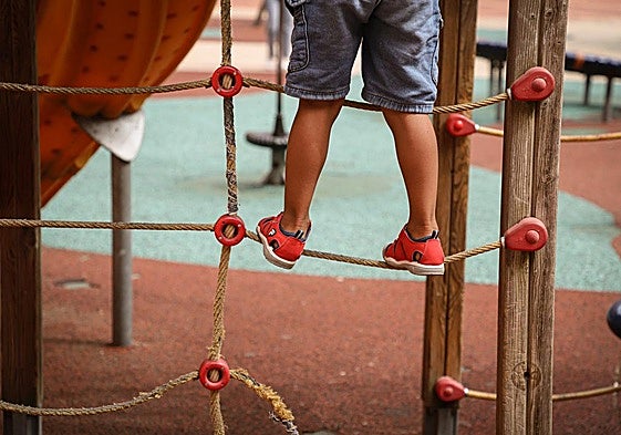 Niño sin poder bajar solo en el parque ubicado en la plaza doctor Giménez Heras de Burgos