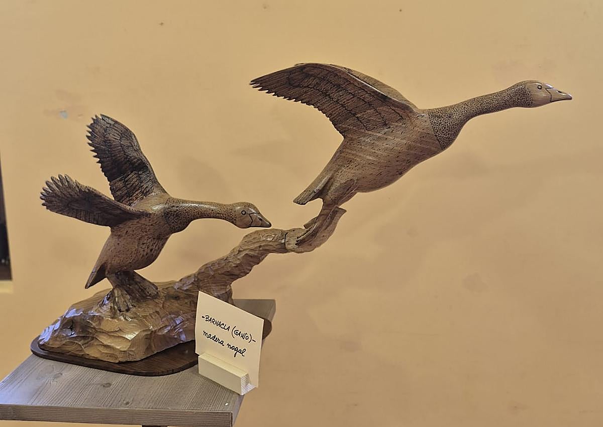 Imagen secundaria 1 - Hacinas acoge una exposición de esculturas de animales en madera