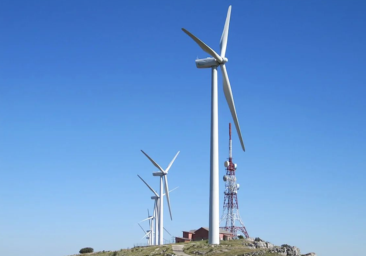 Coculina y su repetidor de televisión entre molinos.