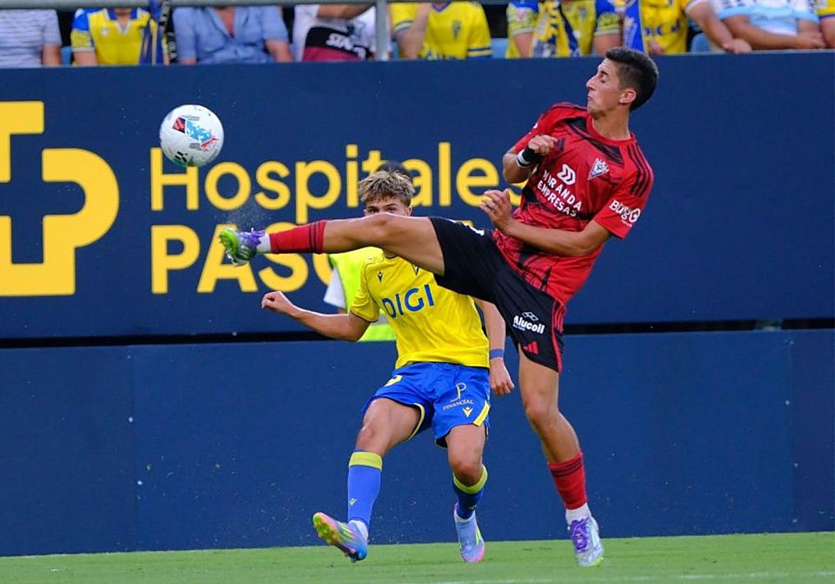 Imagen del encuentro entre el Cádiz FC y el CD Mirandés.