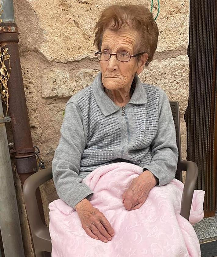 Imagen secundaria 2 - Ceferina Tobar durante la celebración de su cumpleaños.