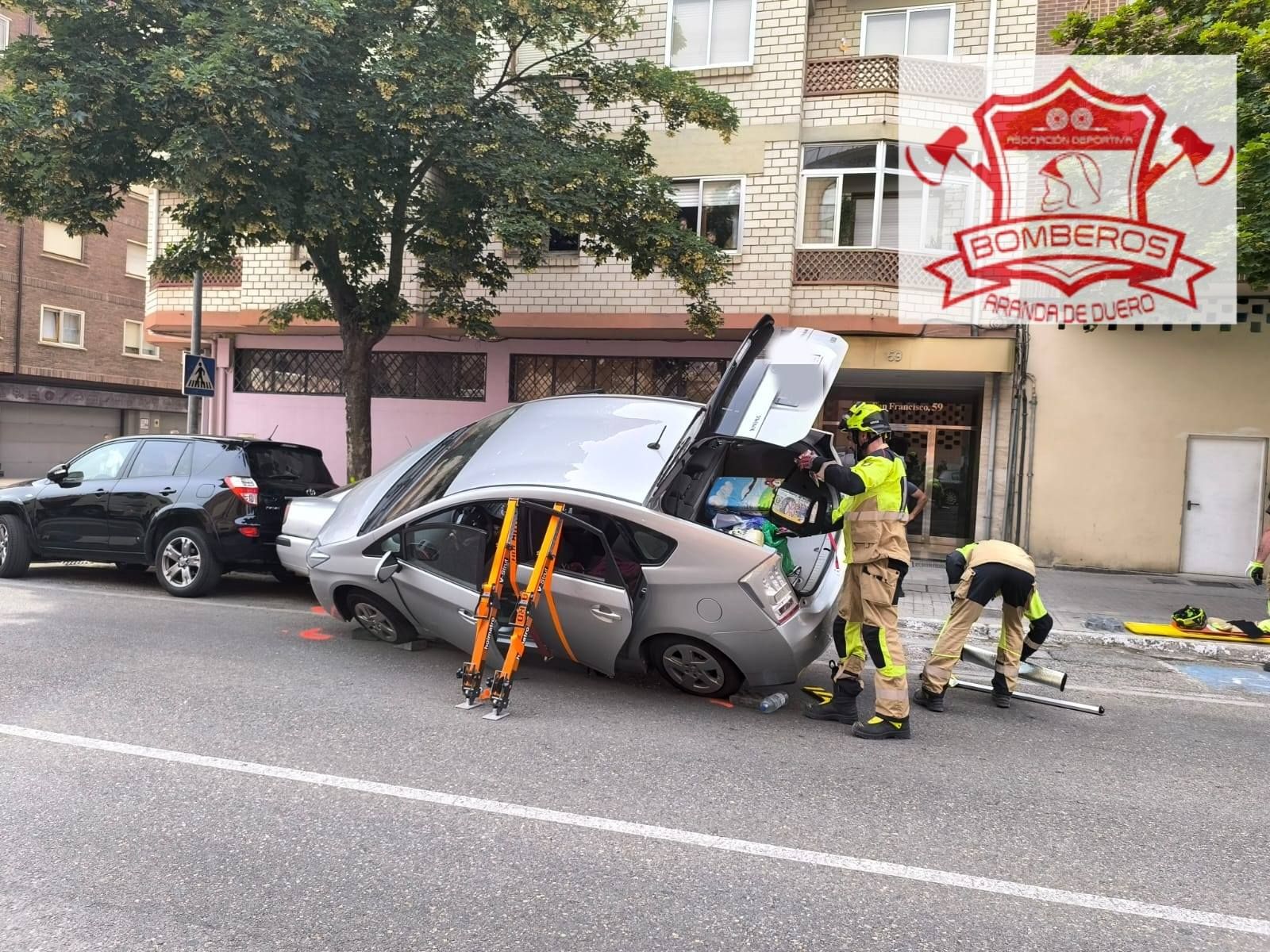 Coche semivolcado del accidente de tráfico en Aranda