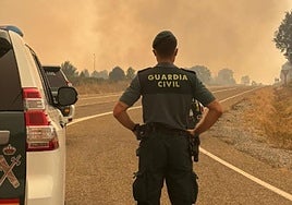 Un efectivo de la Guardia Civil de Burgos en el incendio.