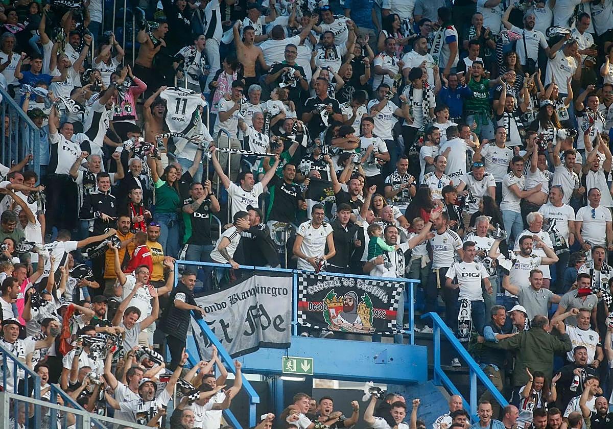 Aficionados del Burgos CF en las gradas de Riazor la temporada pasada.