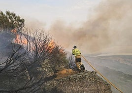 Un bombero de Burgos colabora en un incendio en la Montaña Palentina.