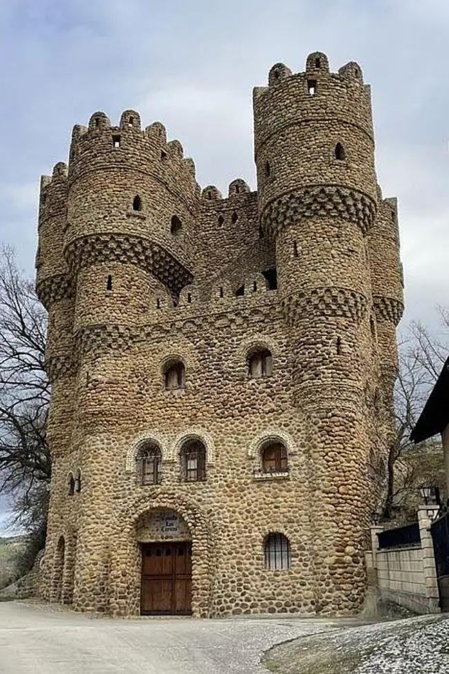 El Castillo de las Cuevas de la localidad de Cebolleros en Burgos