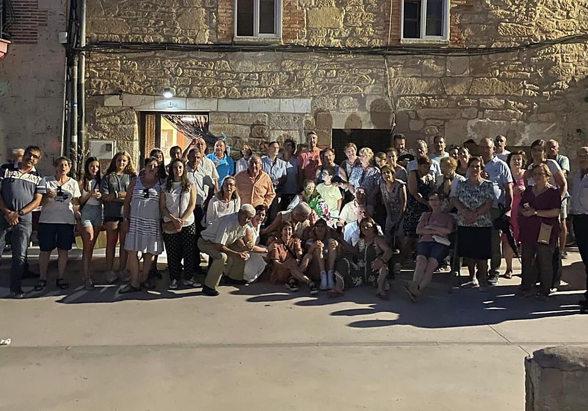 Vecinos de Tardajos junto con Ceferina (en medio) celebran que ha cumplido 100 años.