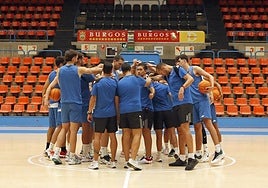 Los componentes del CB Tizona hacen piña durante el primer entrenamiento.