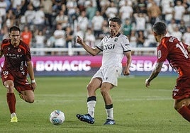 Atienza, abriendo el juego frente a la Cultural Leonesa.