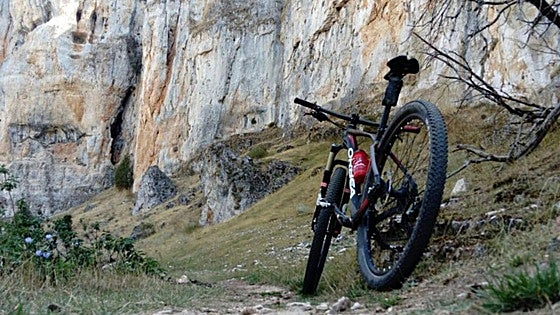 Pueblos con encanto y cascadas: los montes de Burgos que ofrecen una alternativa para recorrerlos en bici eléctrica