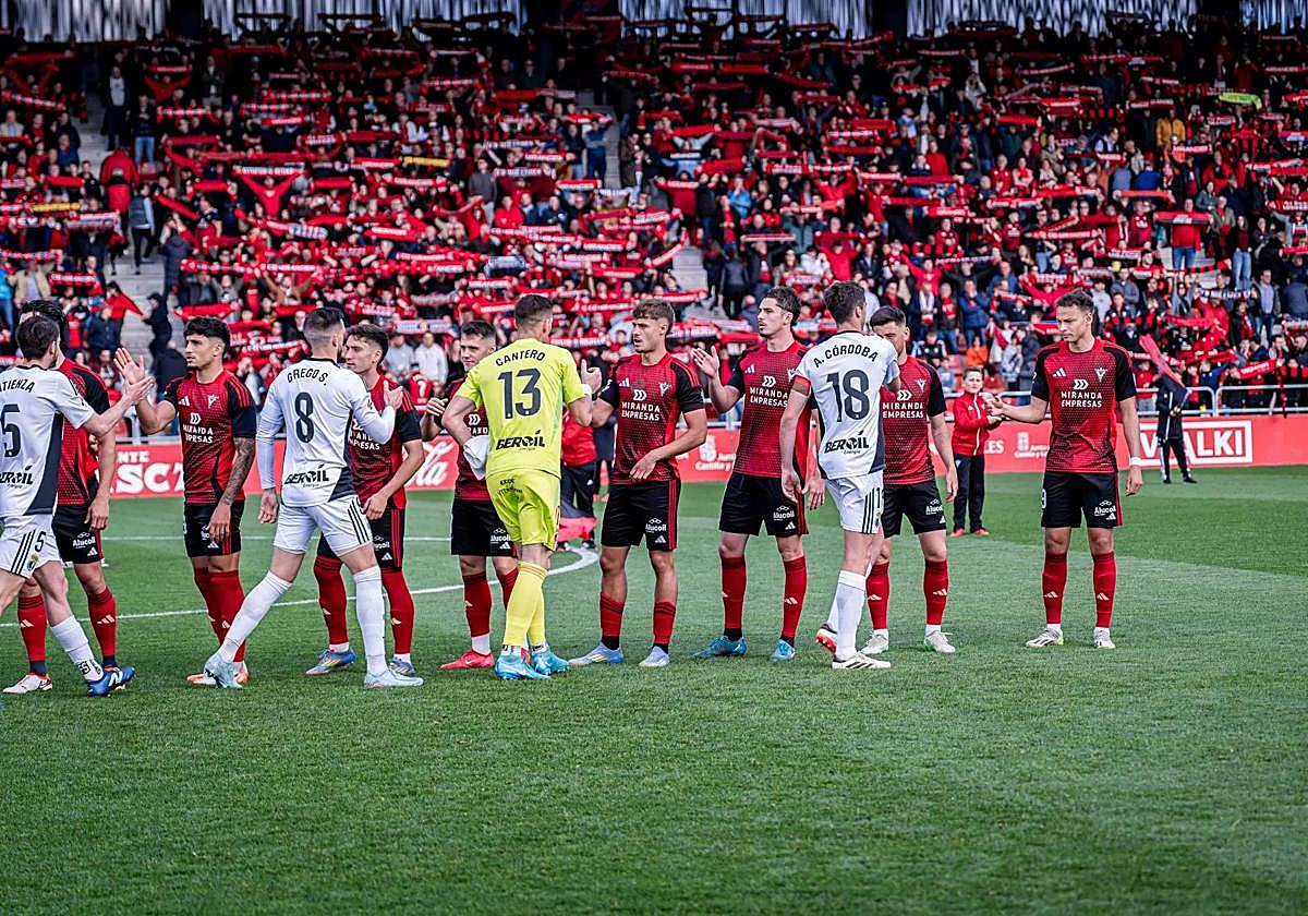 CD Mirandés y Burgos CF se saludan antes del derbi de la pasada campaña en Anduva.