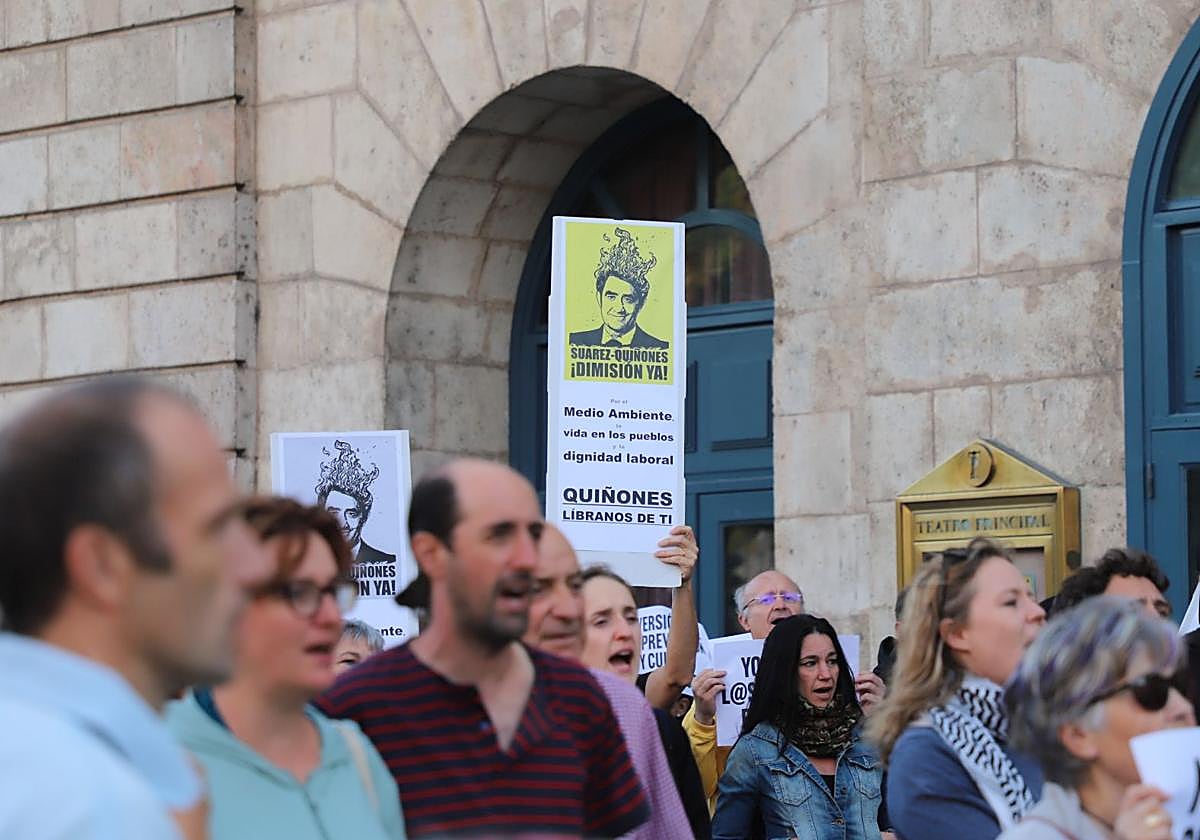 Así ha sido en imágenes la concentración contra la Junta en Burgos por la gestión de los incendios forestales