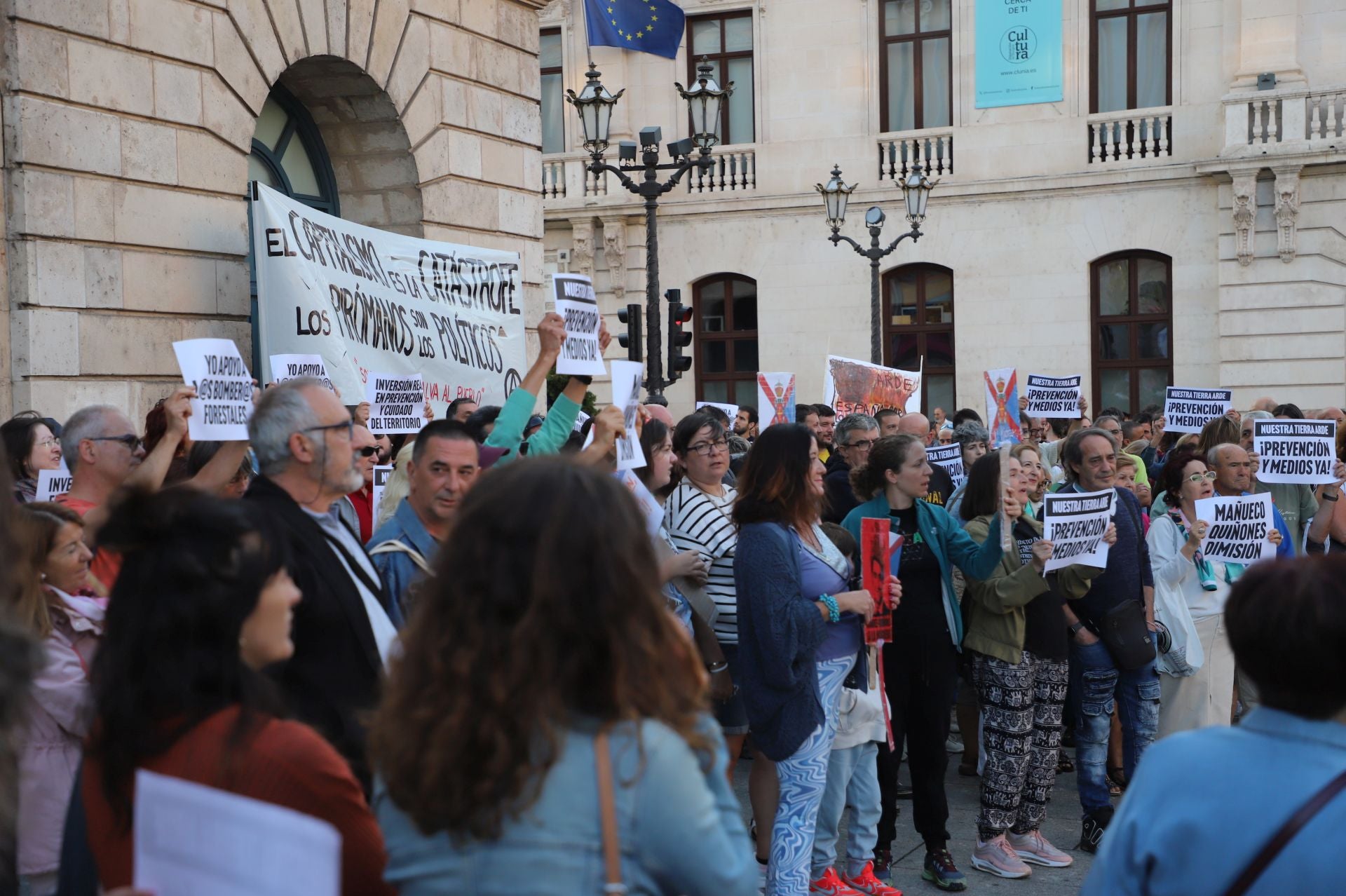 Así ha sido en imágenes la concentración contra la Junta en Burgos por la gestión de los incendios forestales