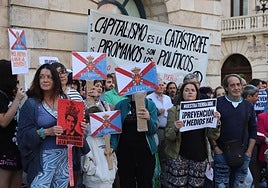 Protesta contra la Junta por la gestión de los incendios forestales.