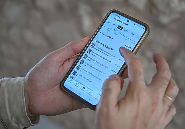 Martín Pérez, químico burgalés y divulgador científico, consulta sus redes sociales.