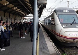 Un tren de Renfe en la estación de tren de Miranda de Ebro.