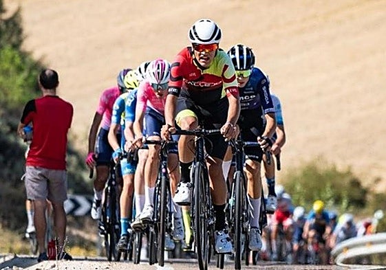 Imagen de 2024 del pelotón de la Vuelta Ciclista Junior a la Ribera del Duero.