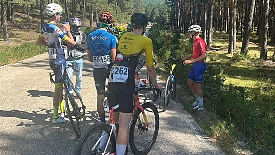 Muere un corredor de 17 años y dos resultan heridos en una caída masiva de la Vuelta Ciclista Junior Ribera del Duero