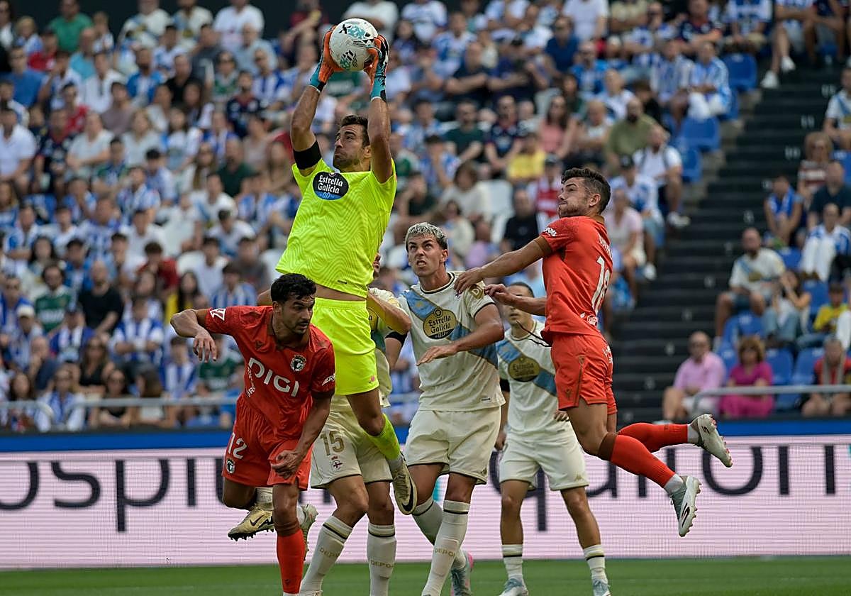 Momento de los jugadores del Burgos CF en Riazor.