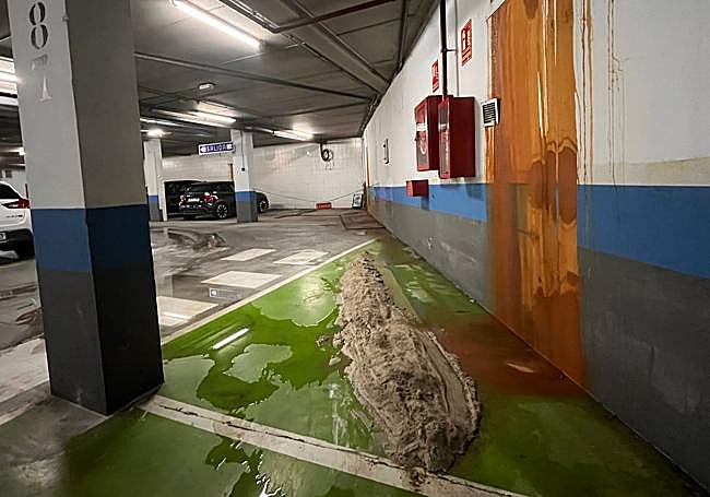 Fugas de agua en el interior del aparcamiento.