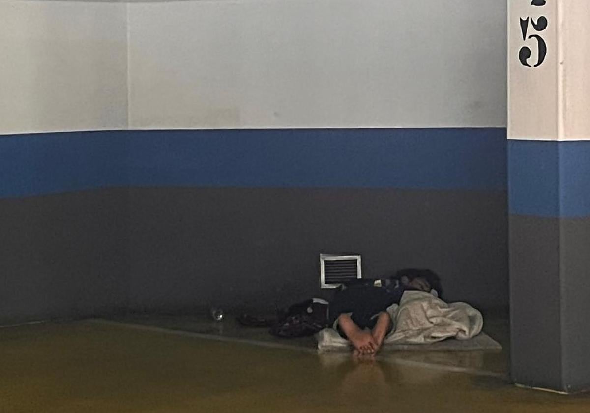 Es usado por mendigos para dormir, alejados del calor o del frío