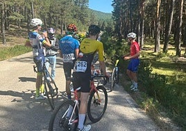 Imagen de la carrera parada tras el accidente masivo en la Vuelta Ciclista Junio Ribera del Duero.