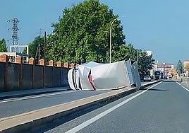 El camión ha cortado el tráfico durante varias horas