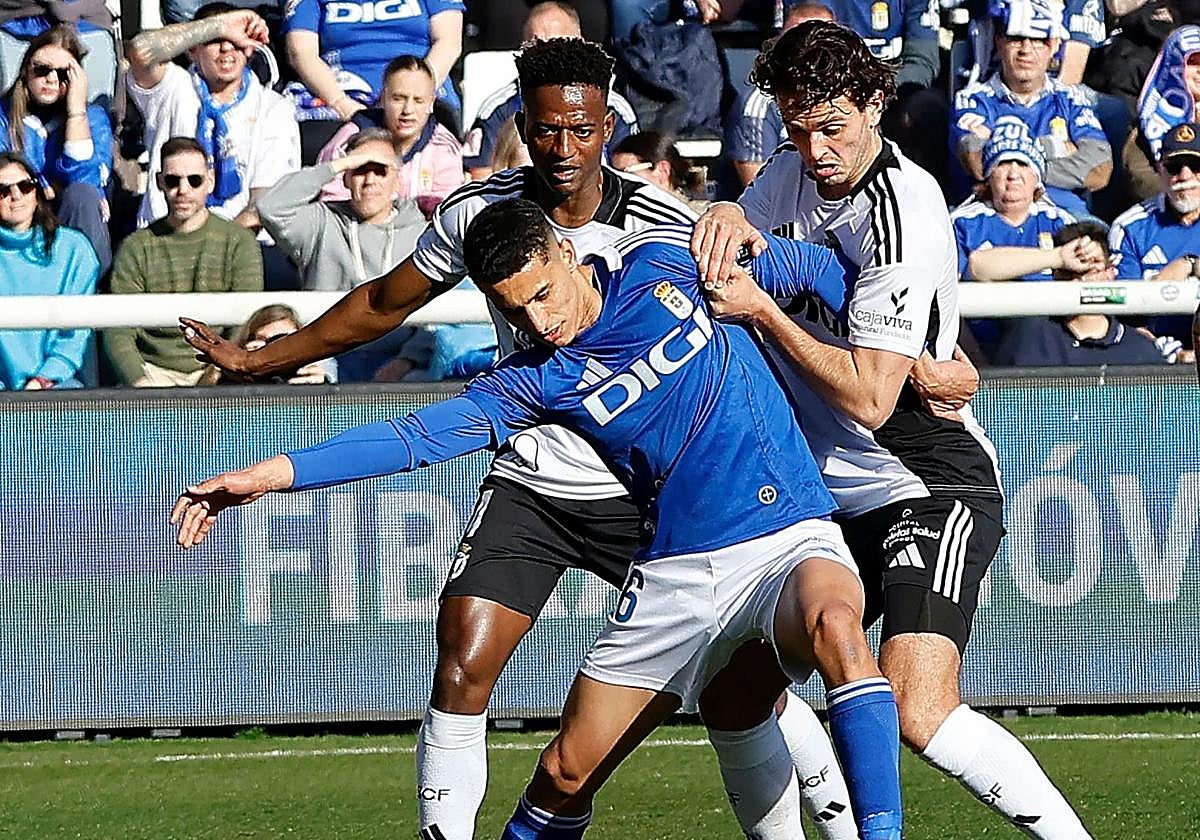 Barès, junto a Arroyo, en el partido frente al Real Oviedo de la temporada pasada.