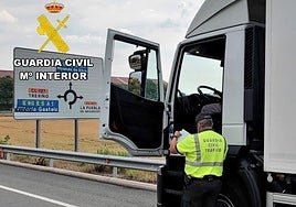 Imagen de archivo de un control de camiones por parte de la Guardia Civil.