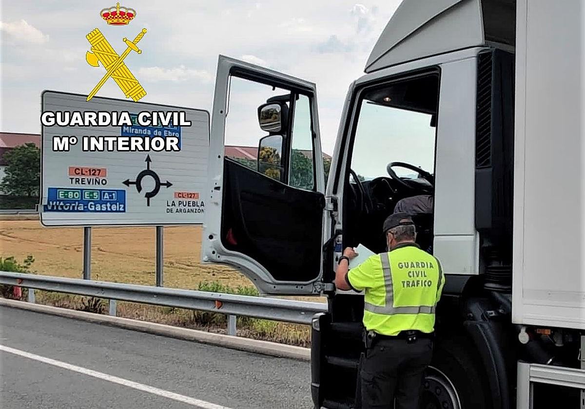 Imagen de archivo de un control de camiones por parte de la Guardia Civil.