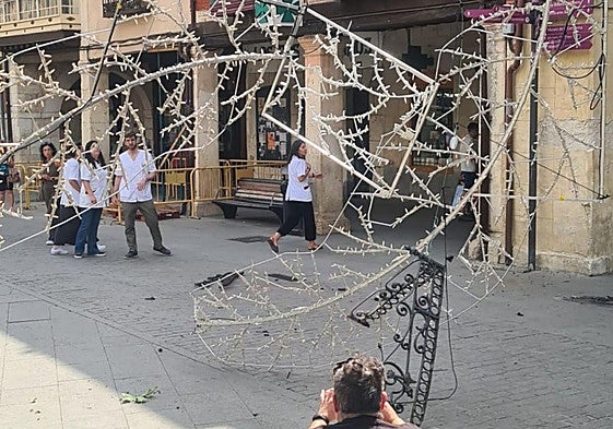 Luces caídas en la Plaza Mayor de Aranda de Duero.