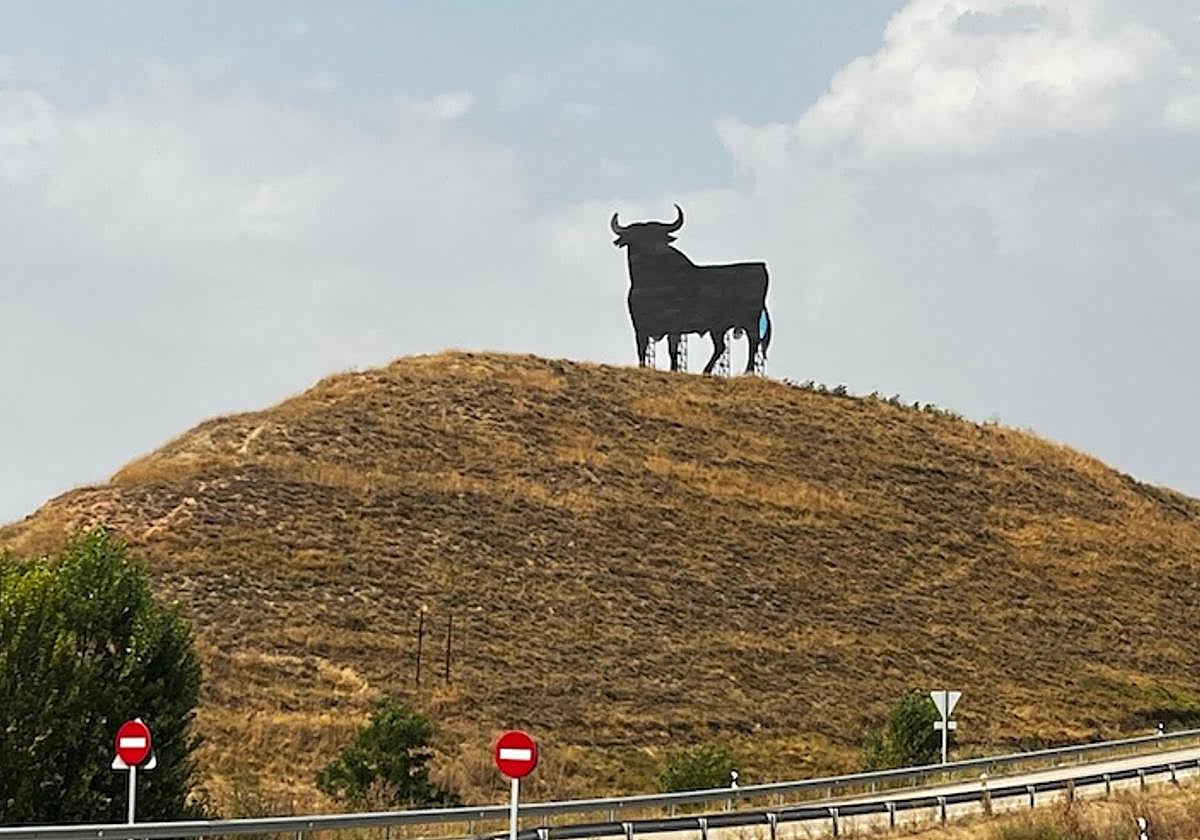 Toro de Osborne del Alto de Parapa, en Cameno, al lado de Briviesca, en la N-I.