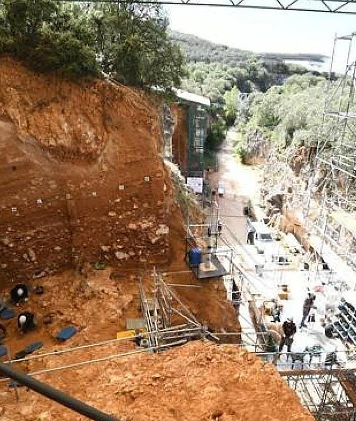Imagen secundaria 2 - Imágenes de los yacimientos de Atapuerca y Clunia.