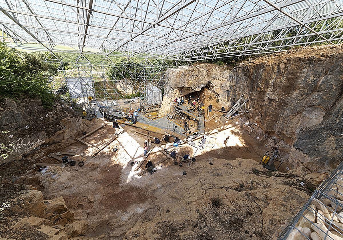 Imagen principal - Imágenes de los yacimientos de Atapuerca y Clunia.