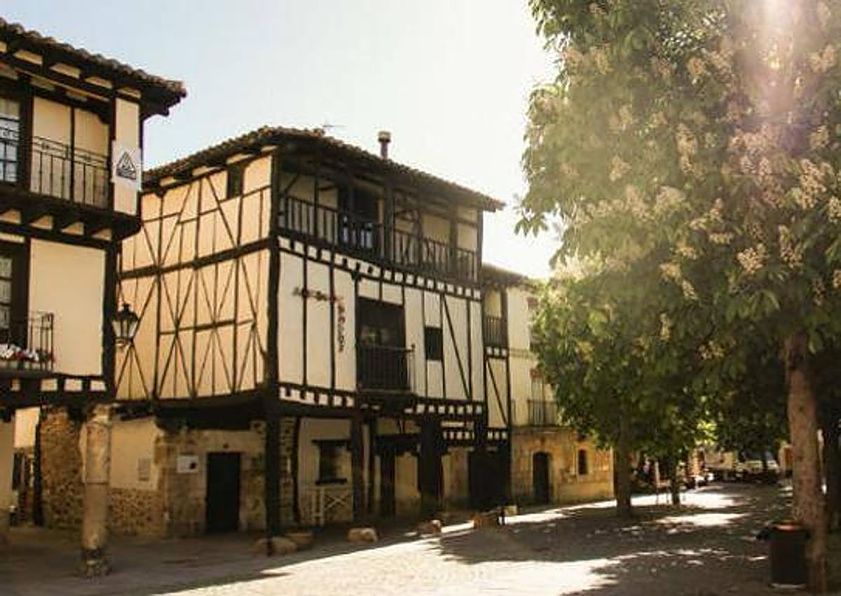 Imagen secundaria 1 - Imágenes de archivo de Lerma, Covarrubias y Santo Domingo de Silos.