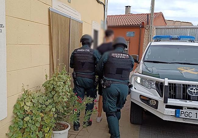 Momento en el que la Guardia Civil se lleva a otro de los detenidos por la pelea de Roa.