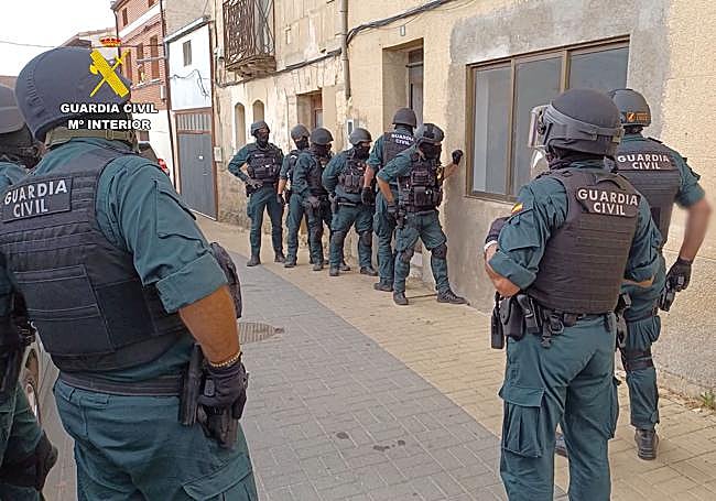 La intervención de la Guardia Civil fue clave para calmar los ánimos y que los servicios sanitarios pudieran atender a los heridos.