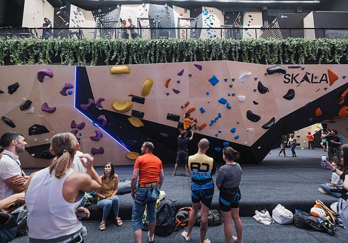 Imagen principal - La escalada es el deporte que necesitas incluir en tu rutina este curso, ¡ideal para tus hijos!