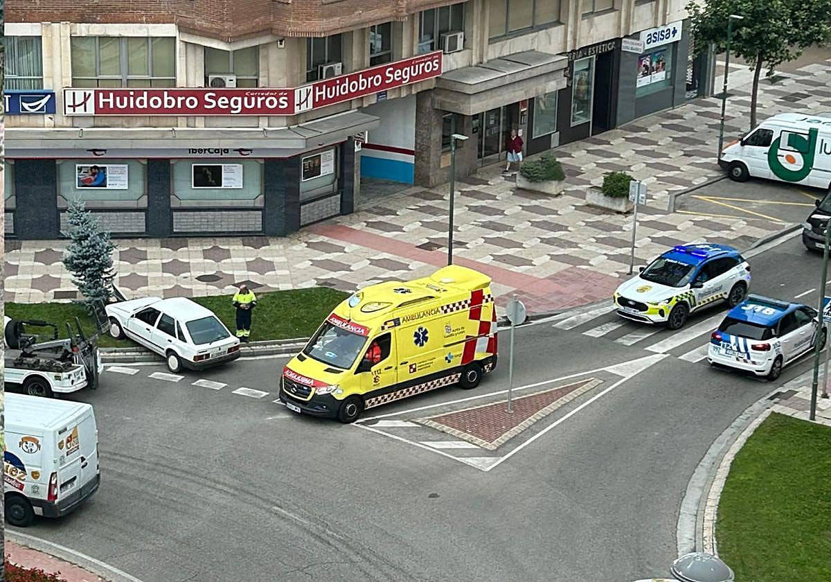 Policía y ambulancia con el turismo accidentado en la rotonda de la Paz de Burgos.