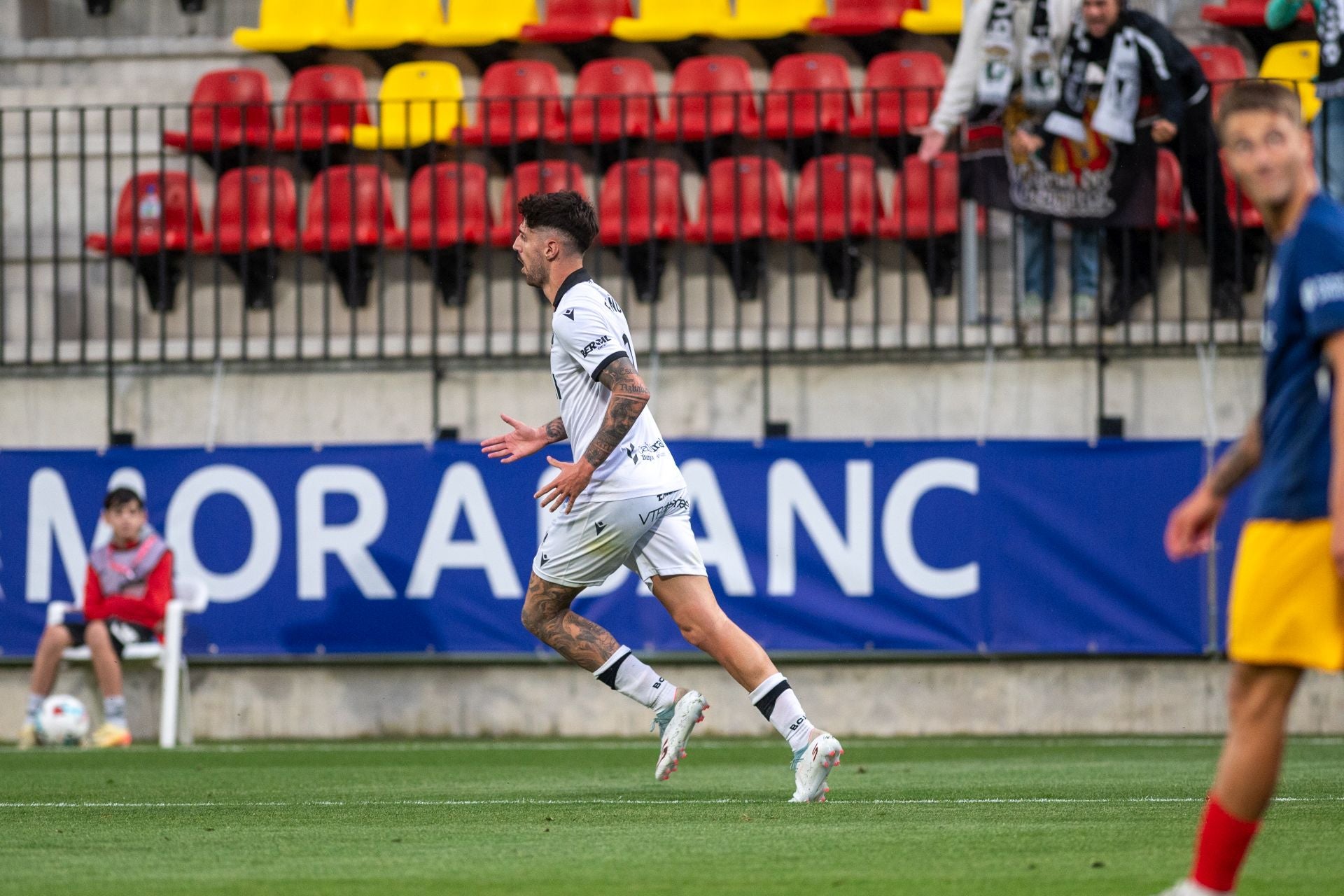 El partido del Burgos CF en Andorra, en imágenes