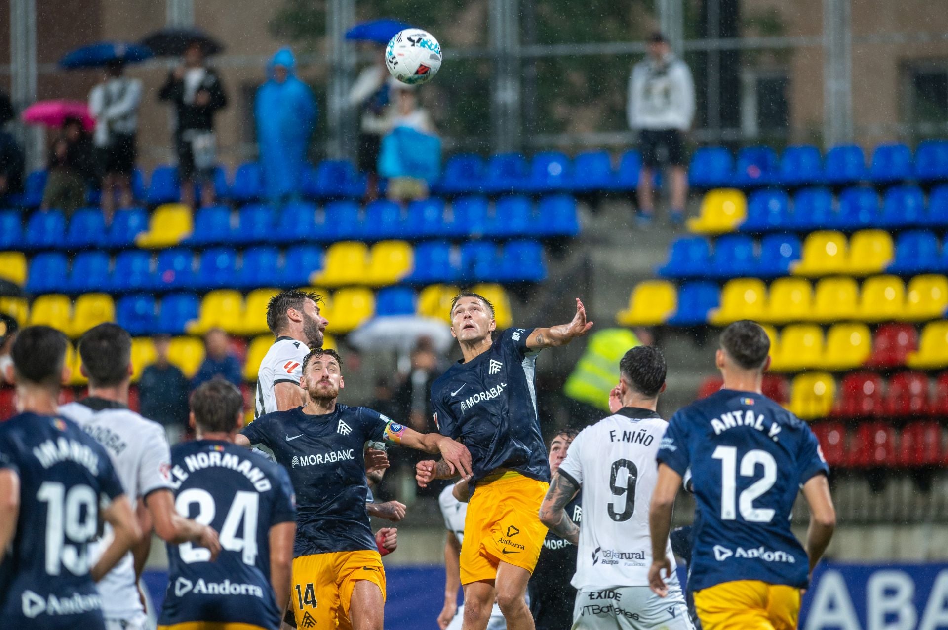 El partido del Burgos CF en Andorra, en imágenes