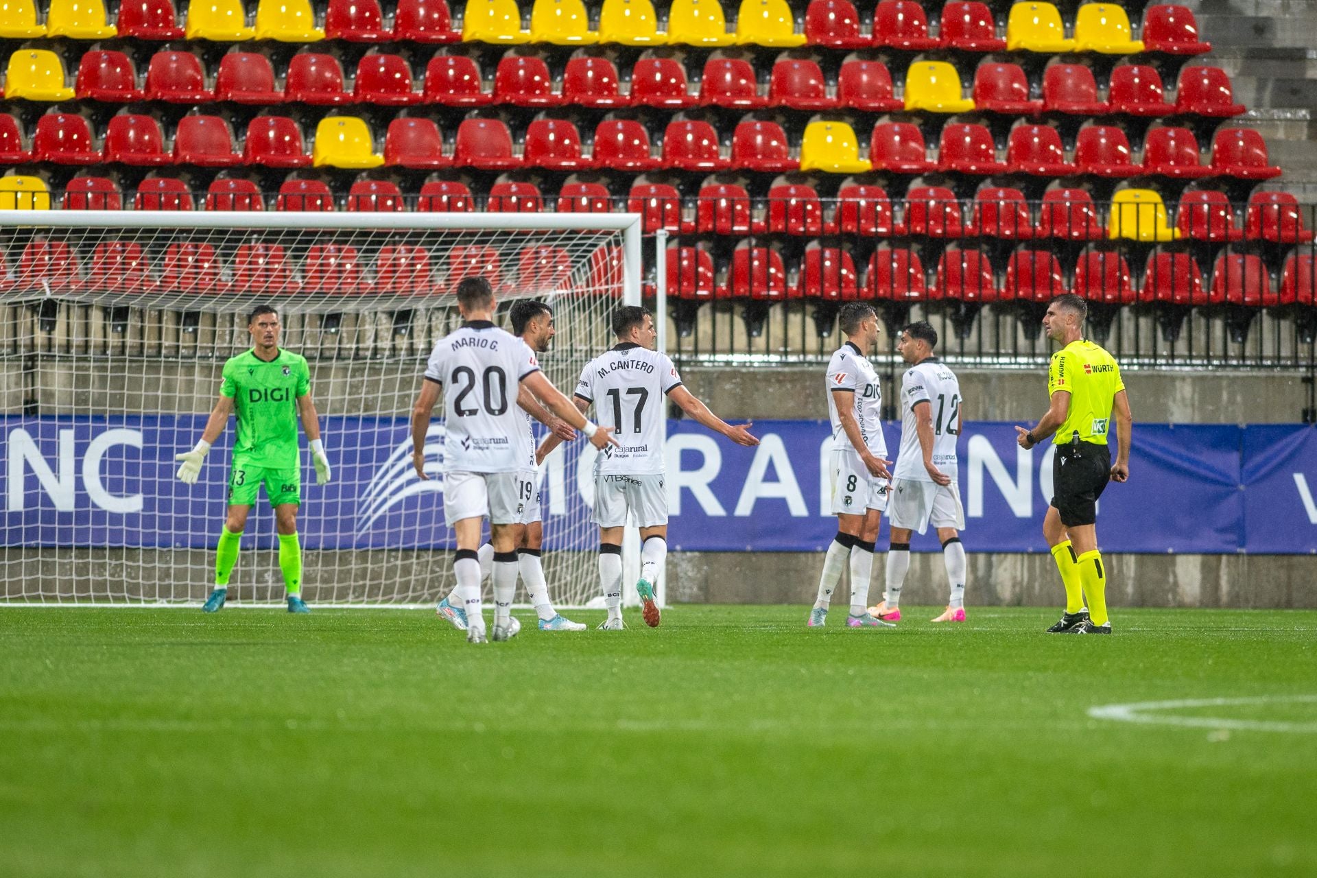 El partido del Burgos CF en Andorra, en imágenes