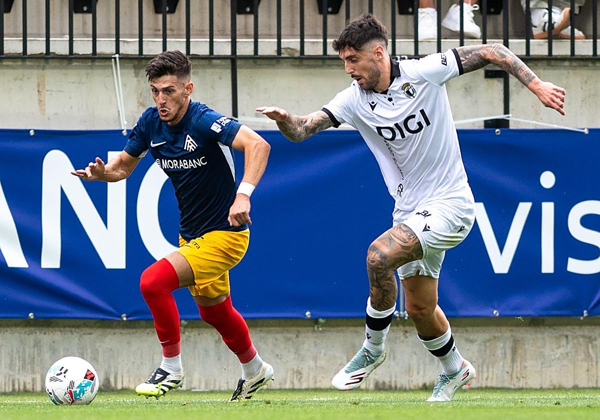 Fer Niño pelea un balón.