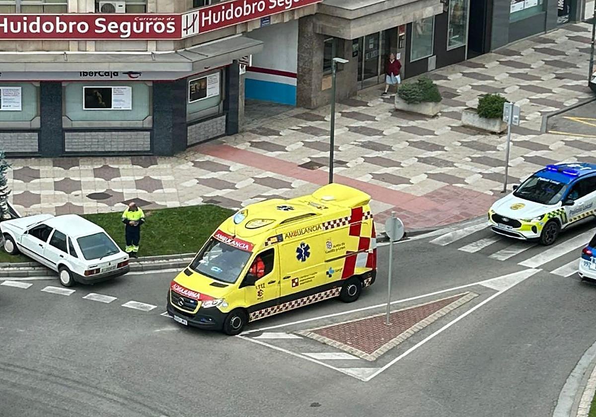 Ambulancia y Policía Local de Burgos en el lugar del aparatoso accidente en la avenida de la Paz.