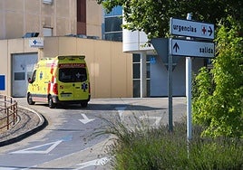 Una ambulancia entra en el hospital Santiago Apóstol de Miranda.