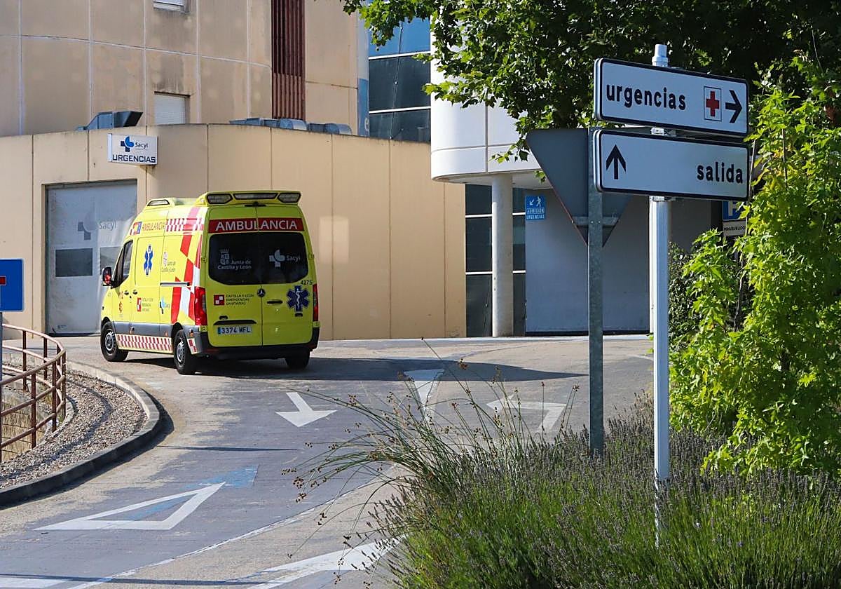 Una ambulancia entra en el hospital Santiago Apóstol de Miranda.