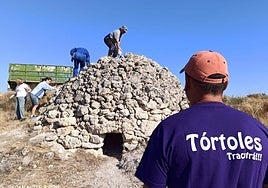 Restauración piedra a piedra de una de las cabañas de pastores.