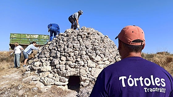 El pueblo de Burgos que devuelve la vida a las cabañas de pastores con técnicas tradicionales