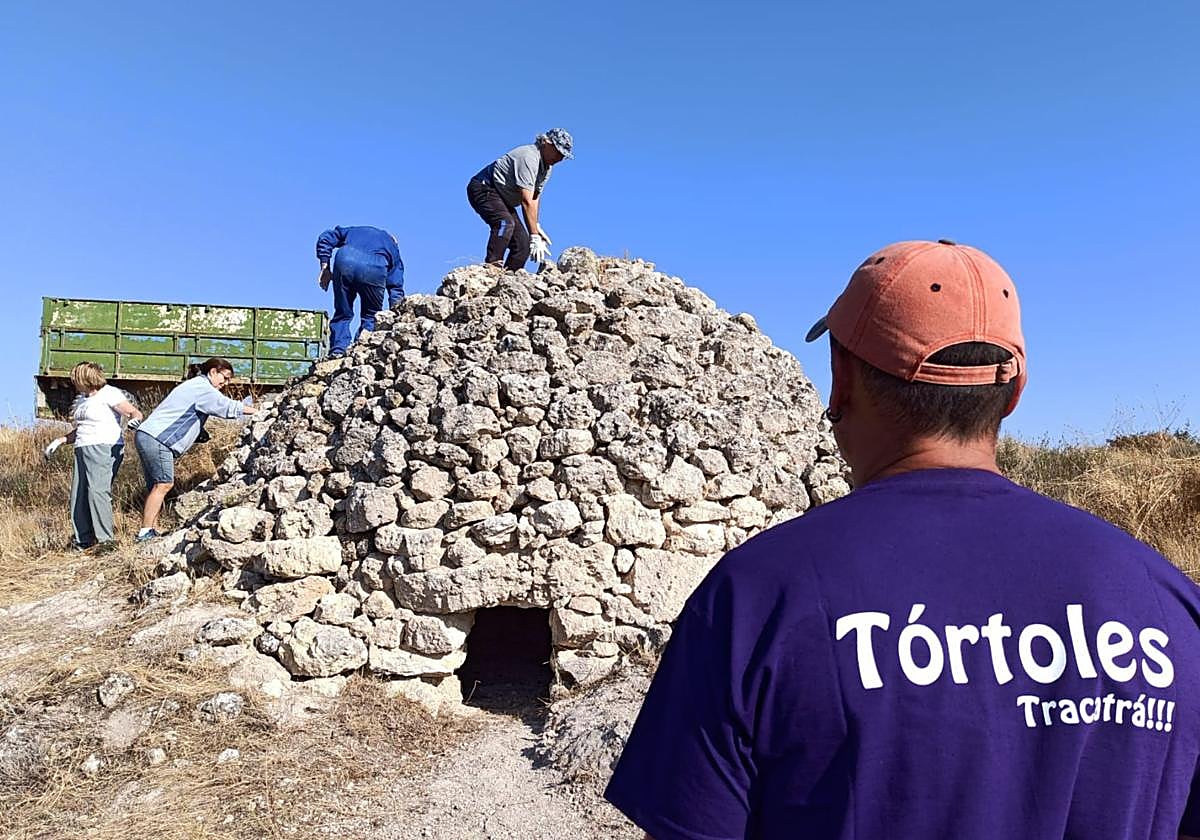 Restauración piedra a piedra de una de las cabañas de pastores.
